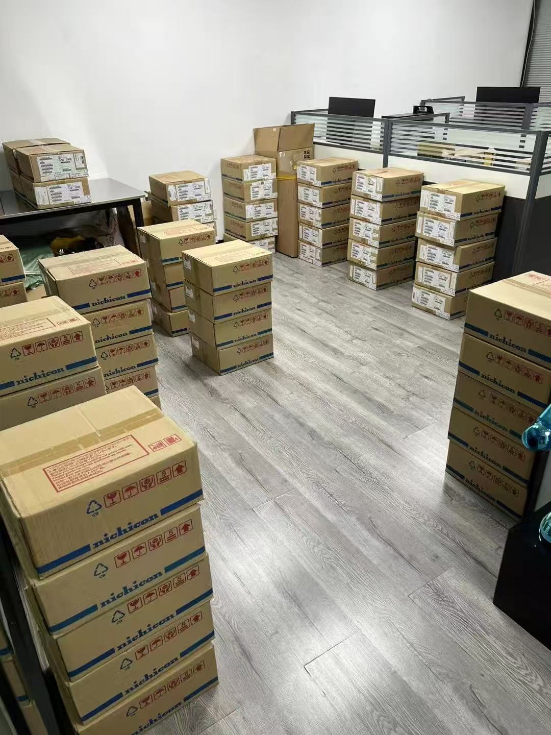 办公整理区域内摆放的电子元器件箱装库存